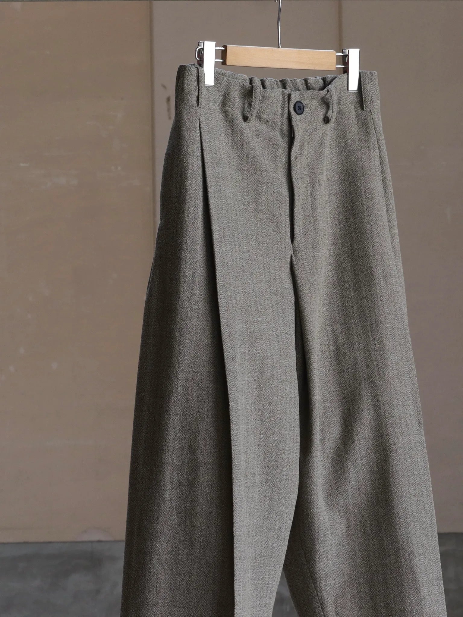 nonnotte-draping-crotch-box-pleats-trousers-original-geometric-brown-top-3