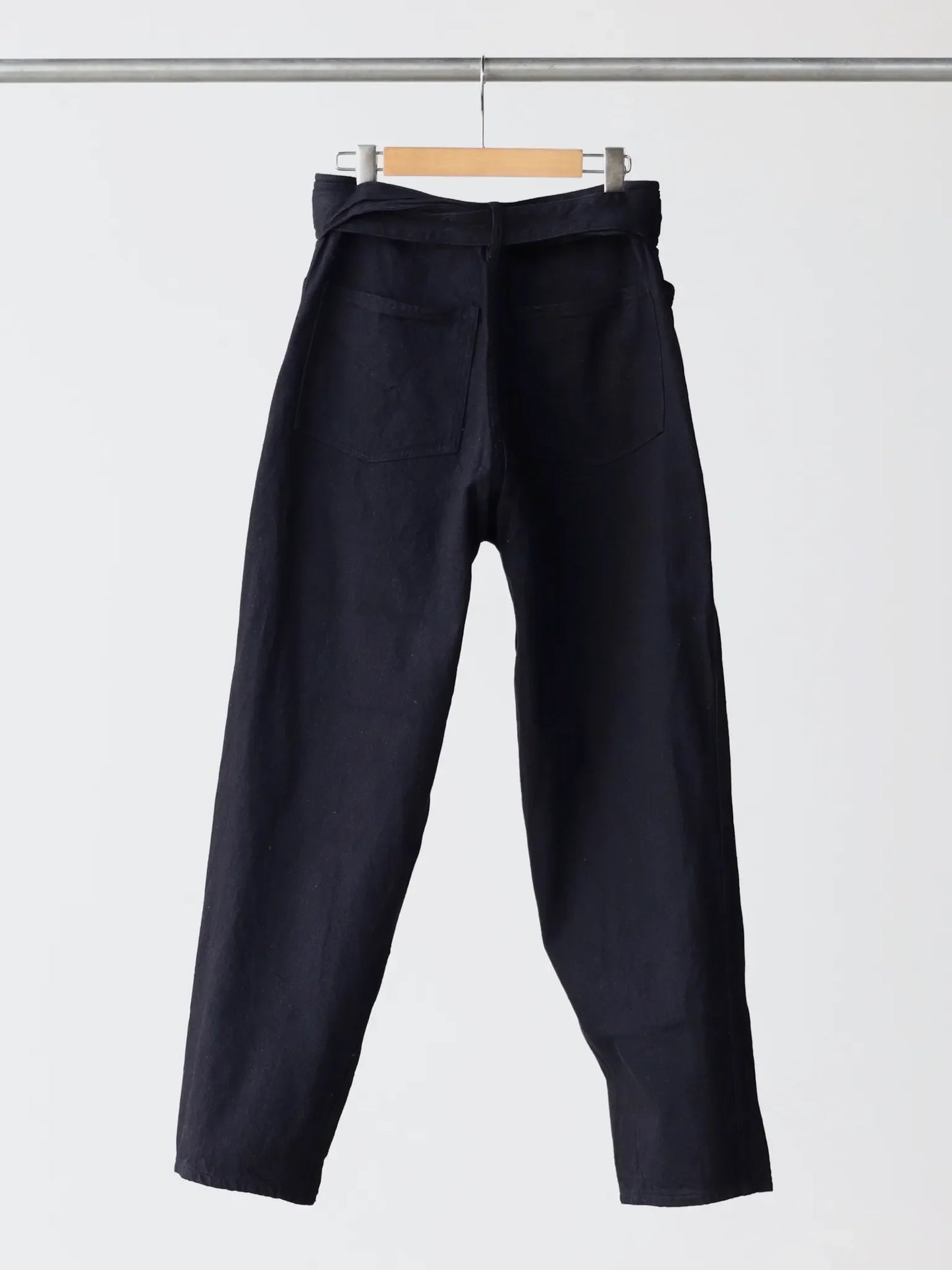 comoli-denim-belted-pants-black-2