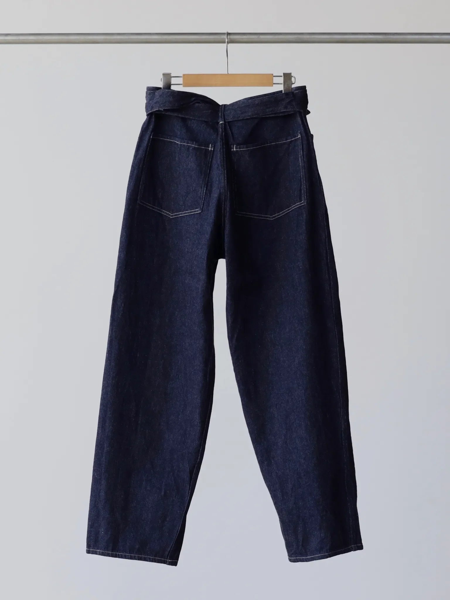 comoli-denim-belted-pants-navy-2