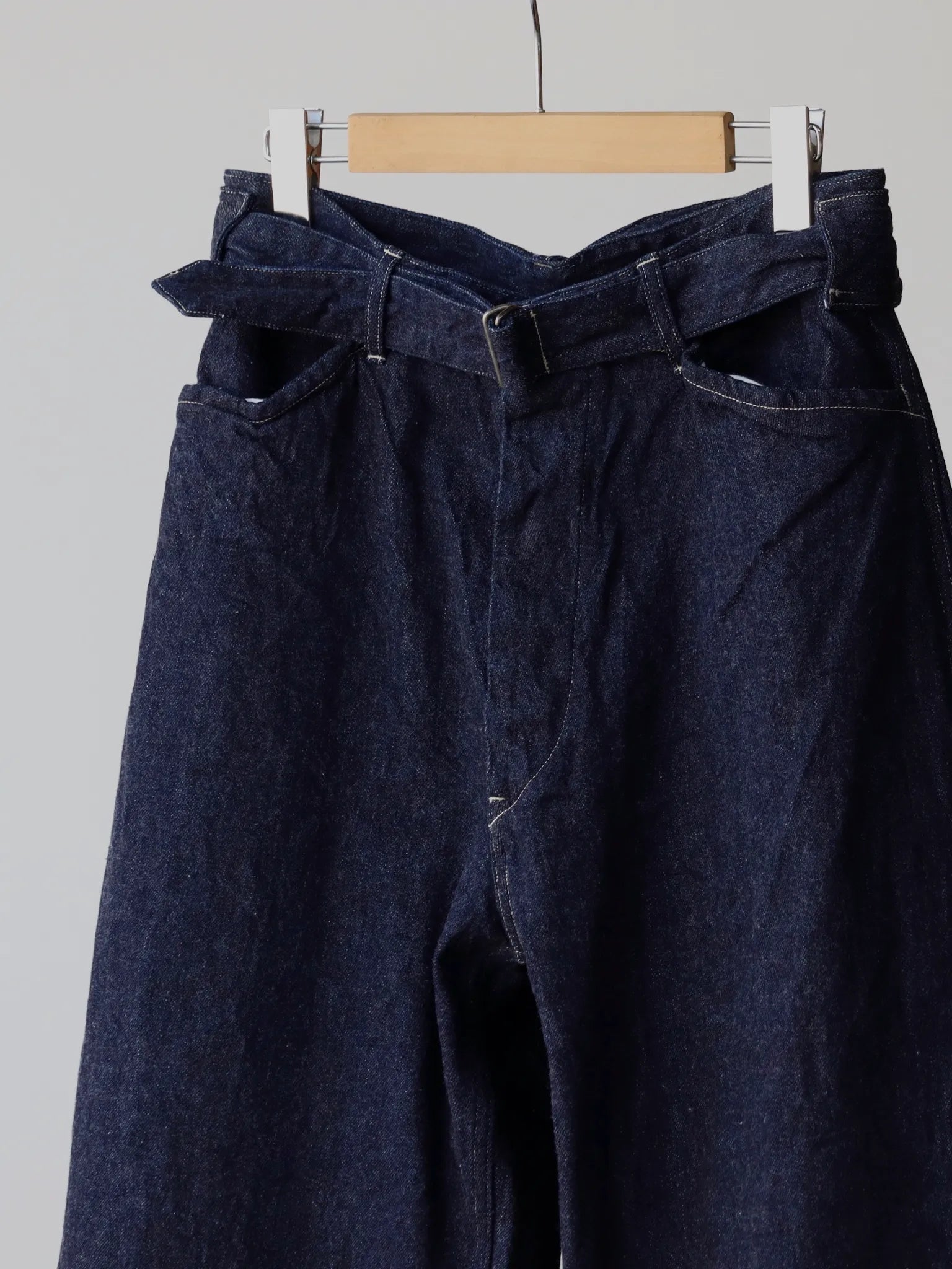 comoli-denim-belted-pants-navy-4