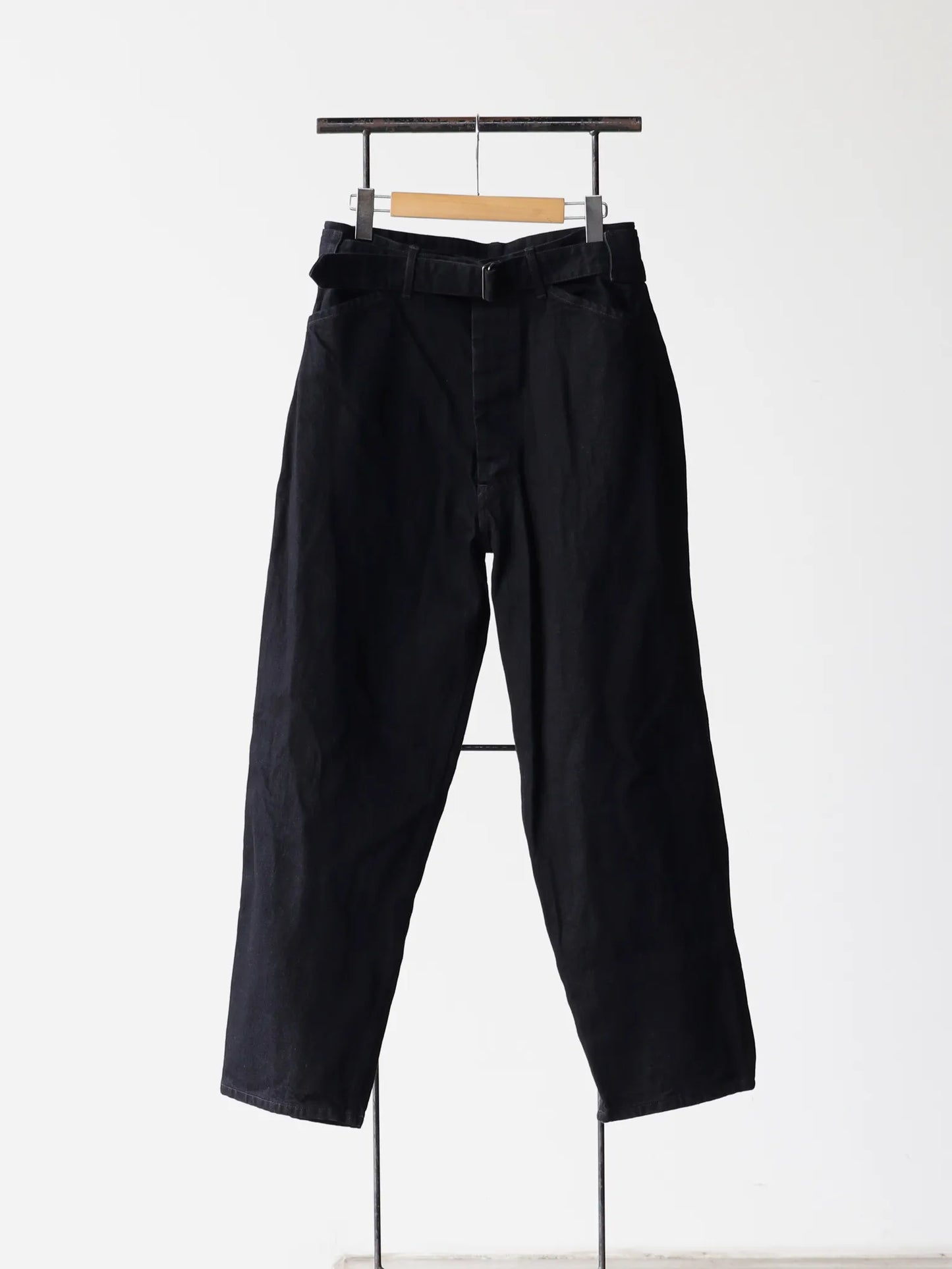 comoli-ブラックデニム-ベルテッドパンツ-black-1