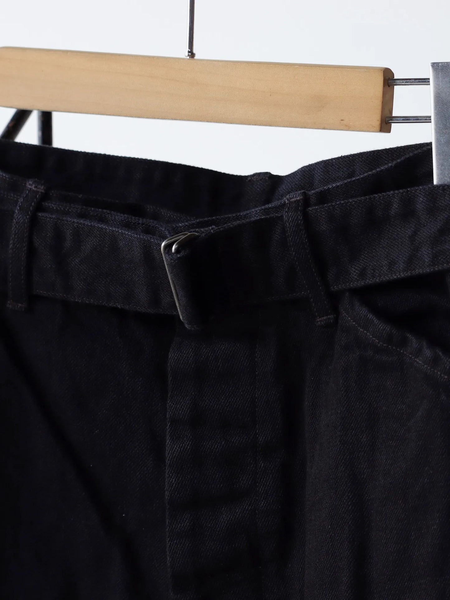 comoli-ブラックデニム-ベルテッドパンツ-black-2