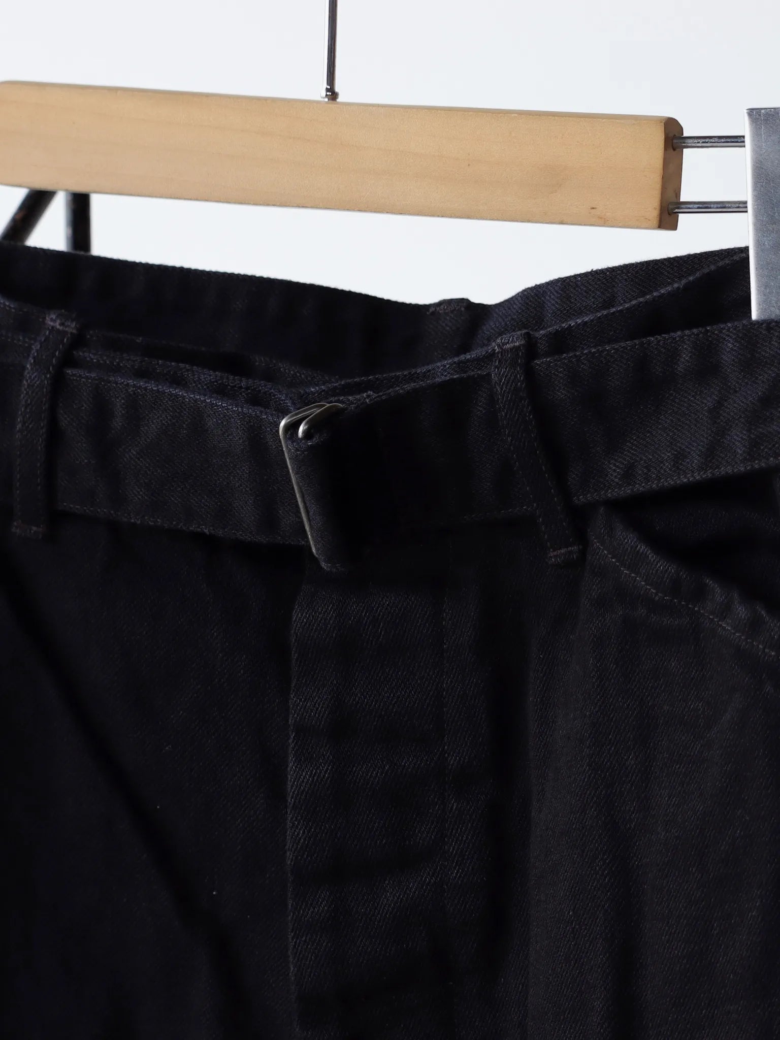 comoli-ブラックデニム-ベルテッドパンツ-black-2