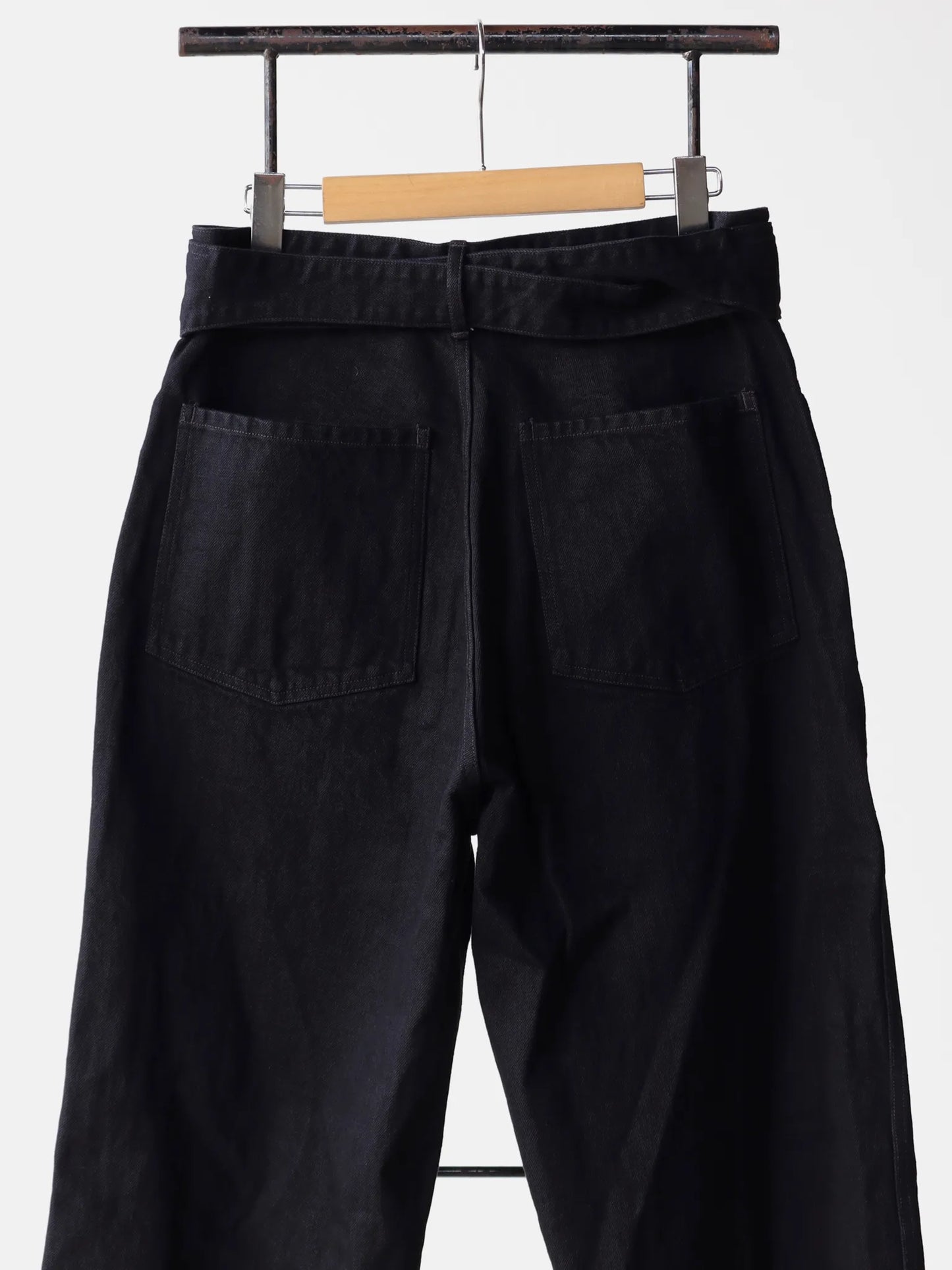 comoli-ブラックデニム-ベルテッドパンツ-black-3