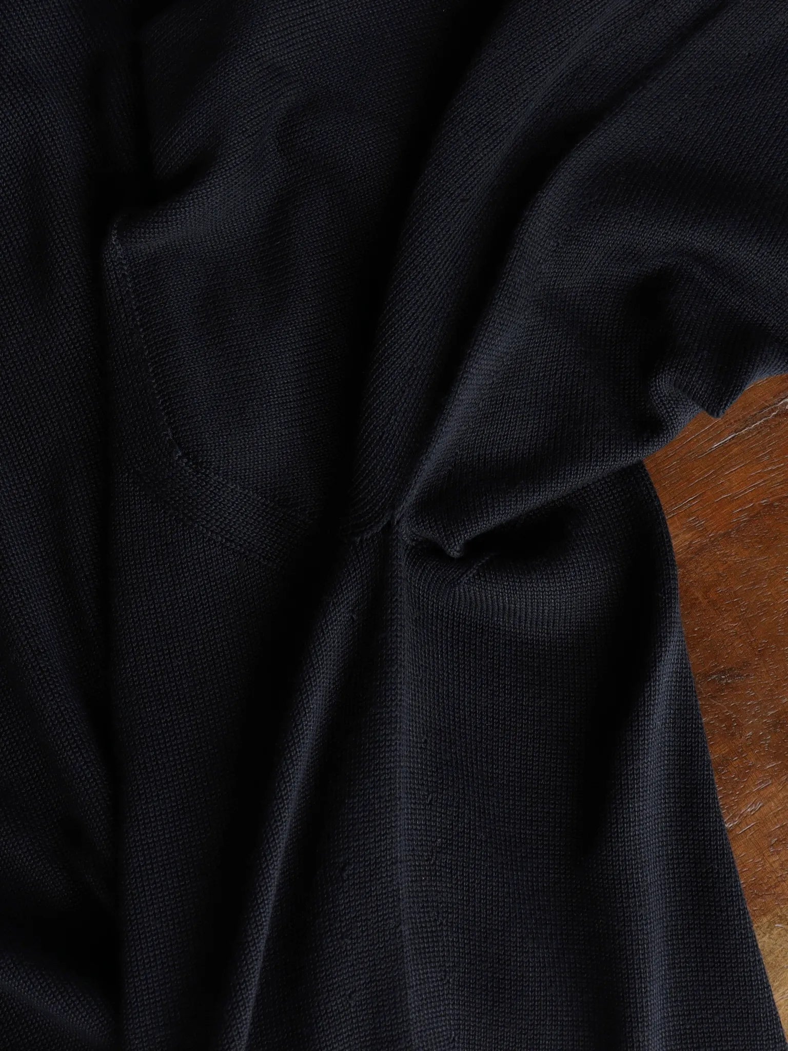 olde-h-daughter-silk-plain-stitch-crew-l-s-black-5