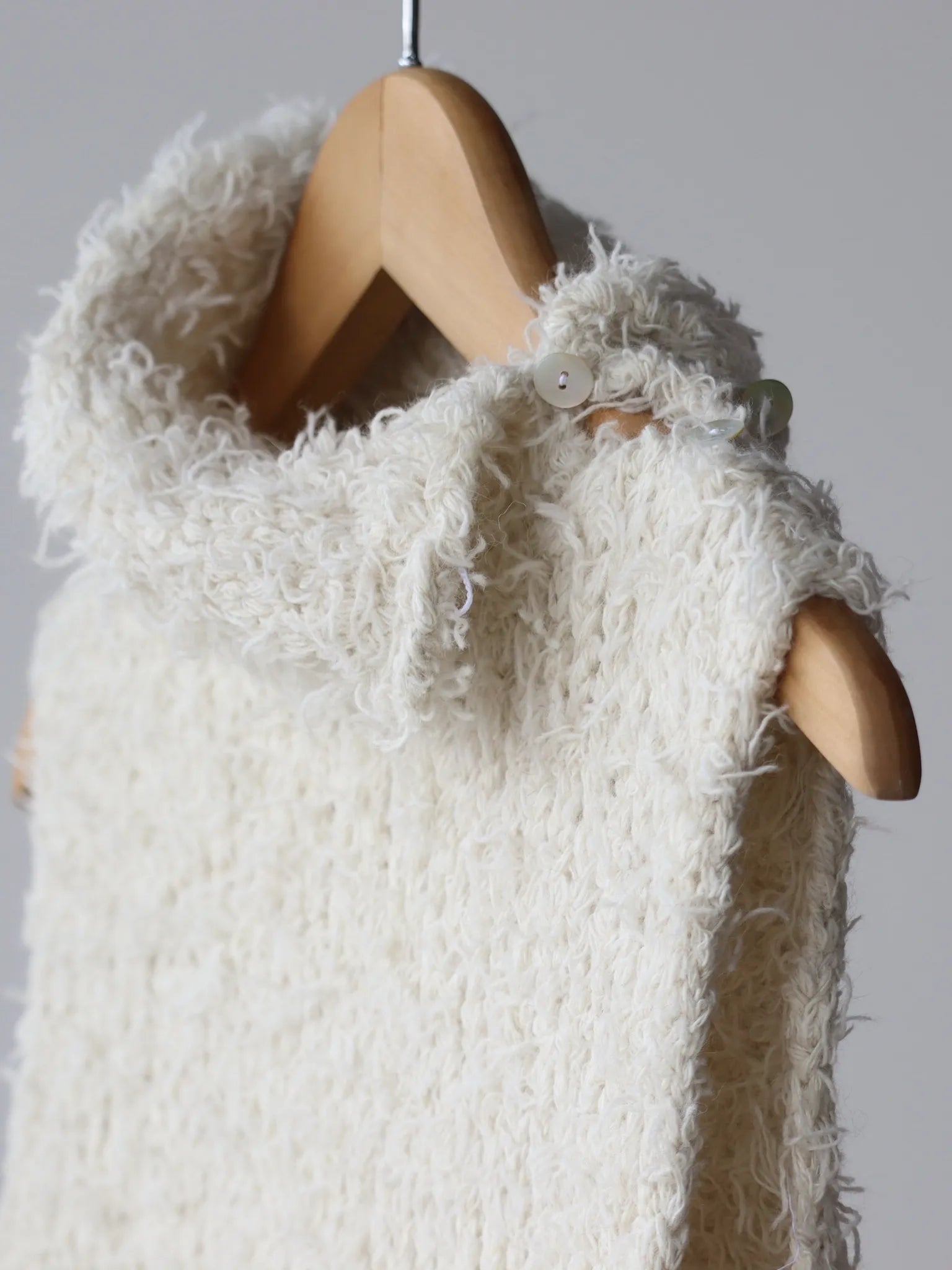 kakan-highneck-fur-vest-white-2