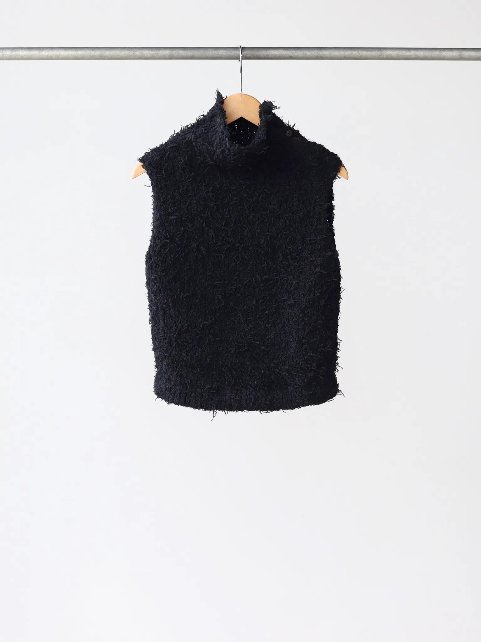 kakan-highneck-fur-vest-black-1