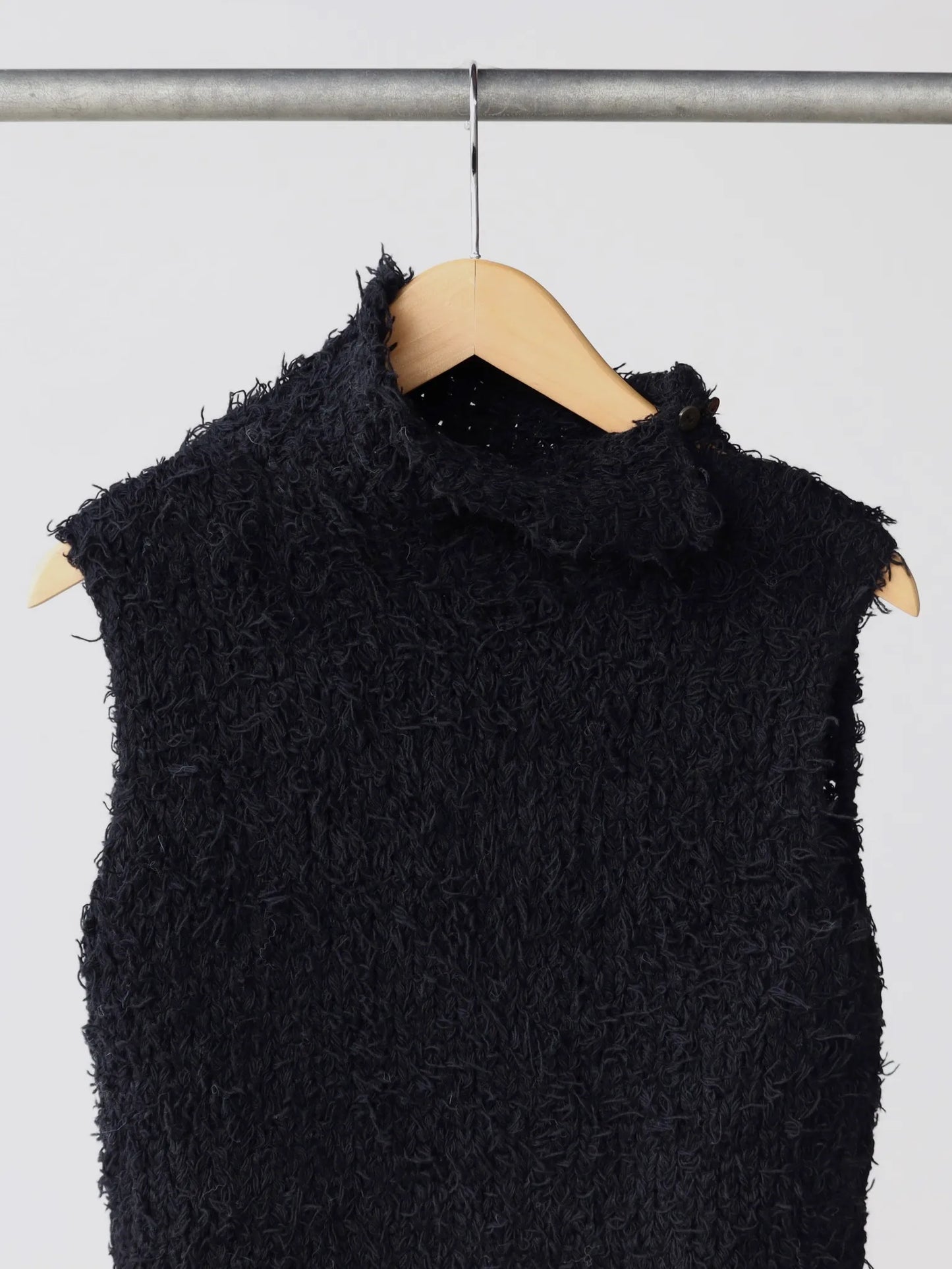 kakan-highneck-fur-vest-black-4