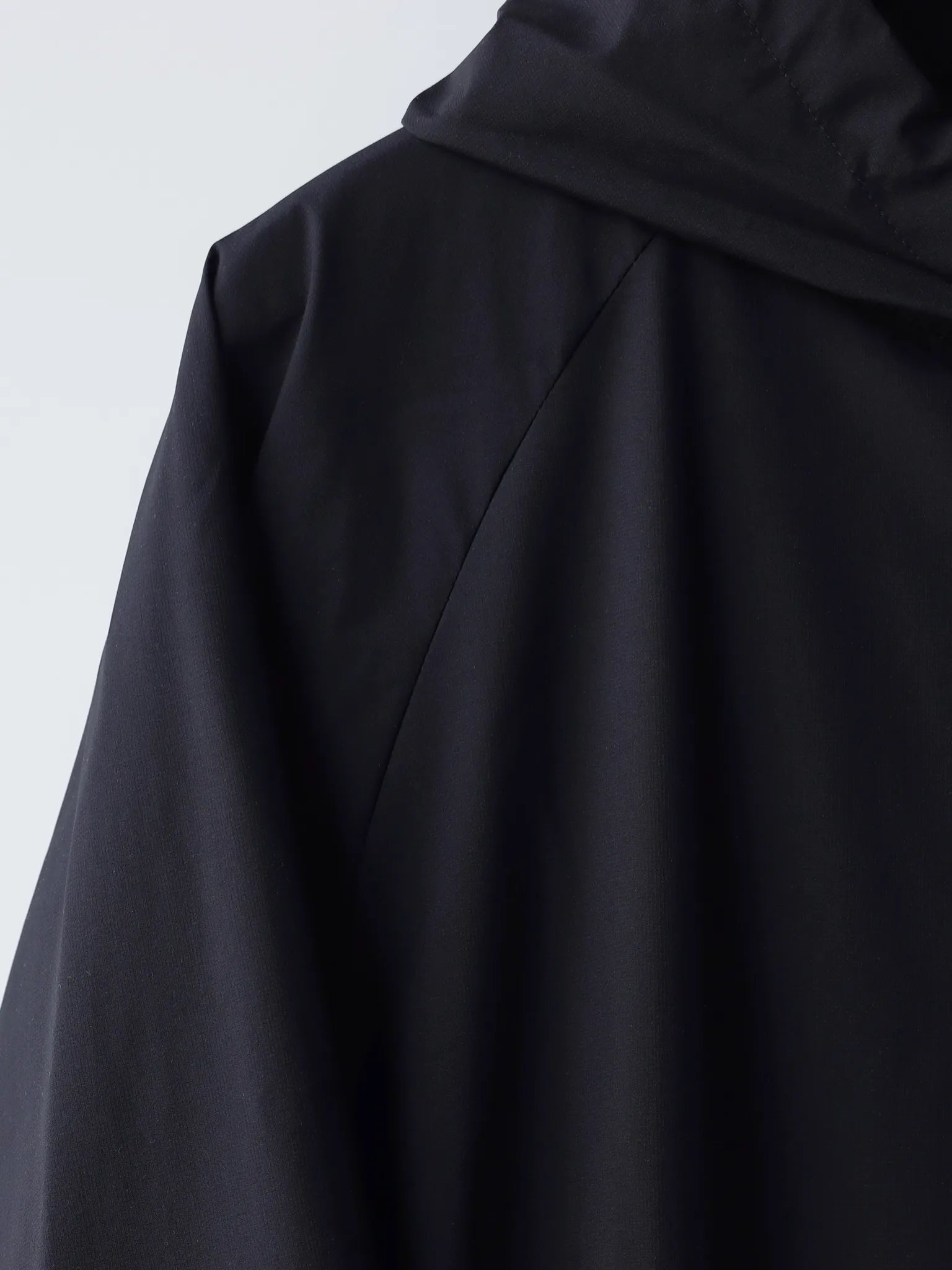 COMOLI レインコート BLACK | CASANOVA&CO (カサノヴァアンドコー COMOLI レインコート BLACK | CASANOVA&CO (カサノヴァアンドコー