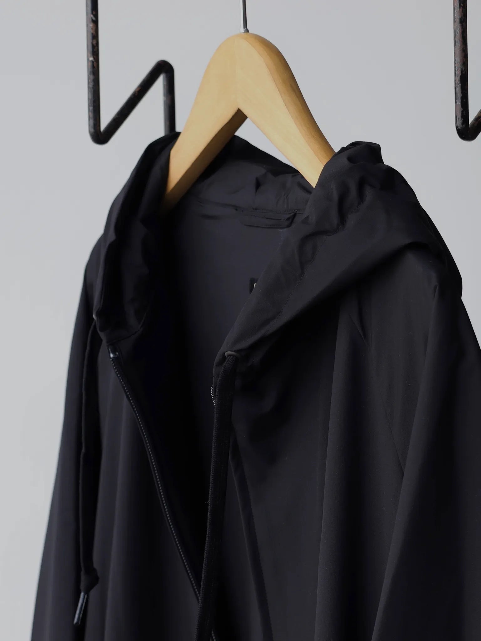 COMOLI レインコート BLACK | CASANOVA&CO (カサノヴァアンドコー COMOLI レインコート BLACK | CASANOVA&CO (カサノヴァアンドコー