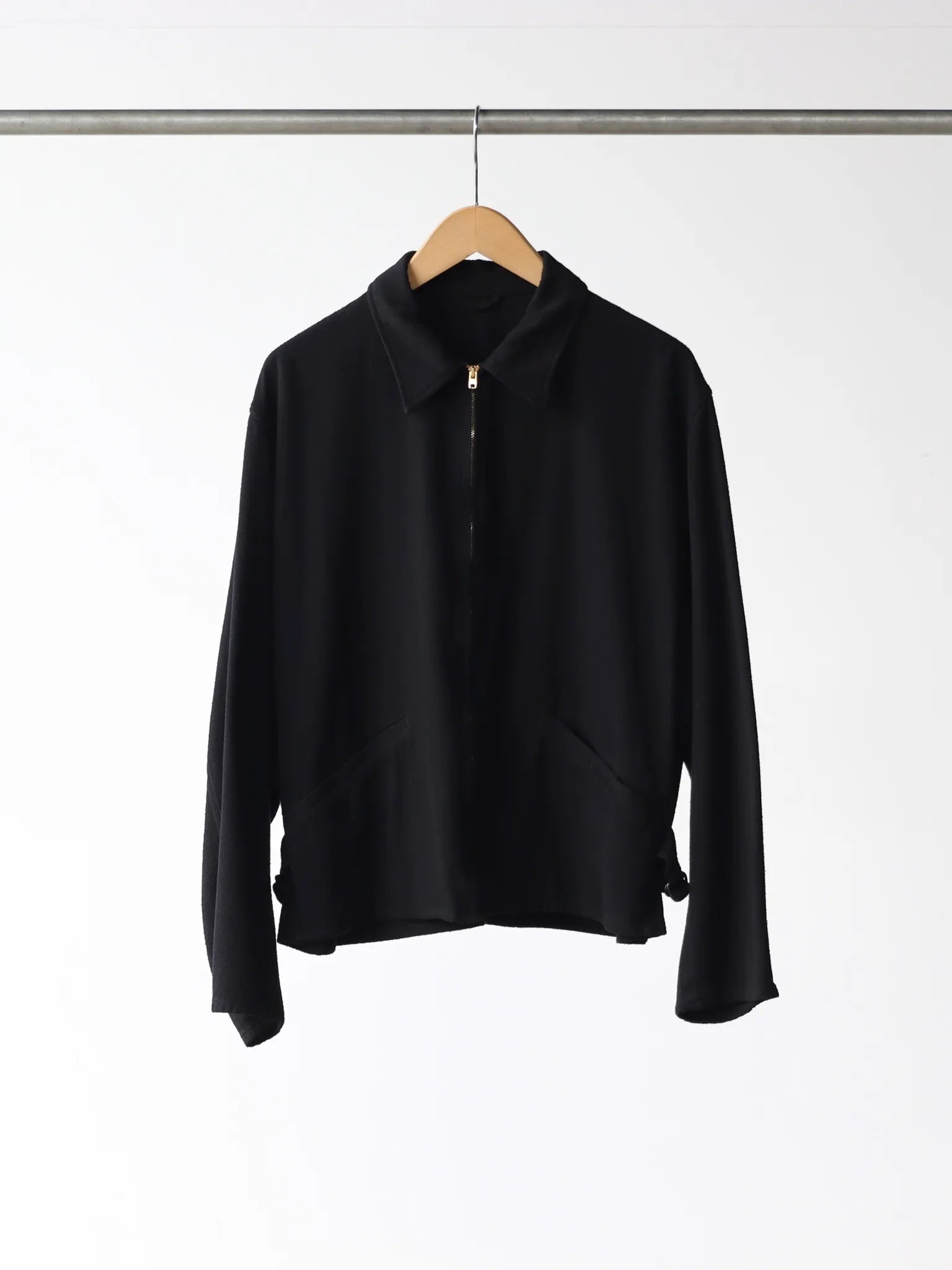 COMOLI Silk Nep Zip Short Jacket BLACK | CASANOVA&CO Online Store
