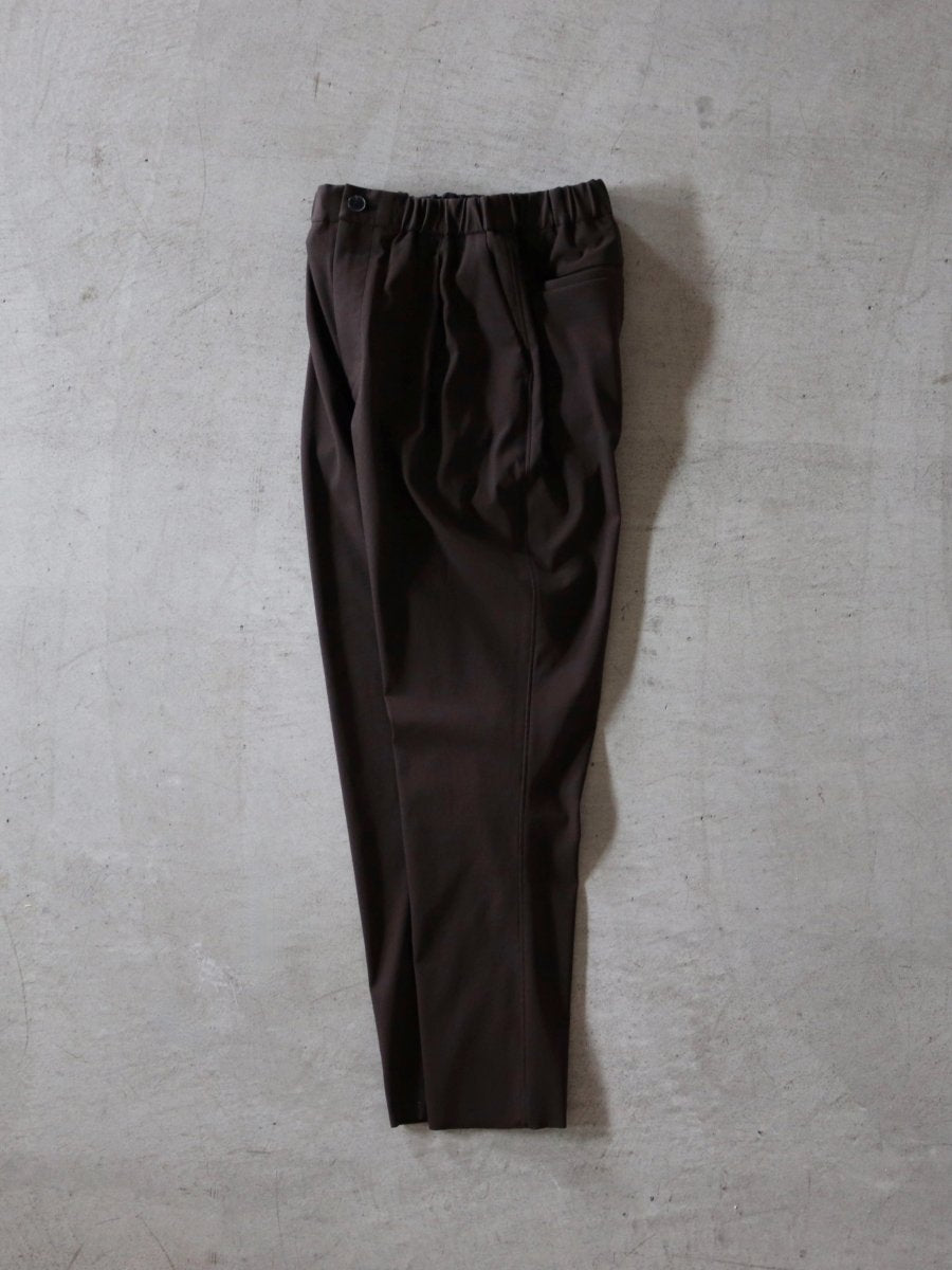 yamauchi-free-cut-ponte-one-tuck-easy-pants-charcoal-brown-1