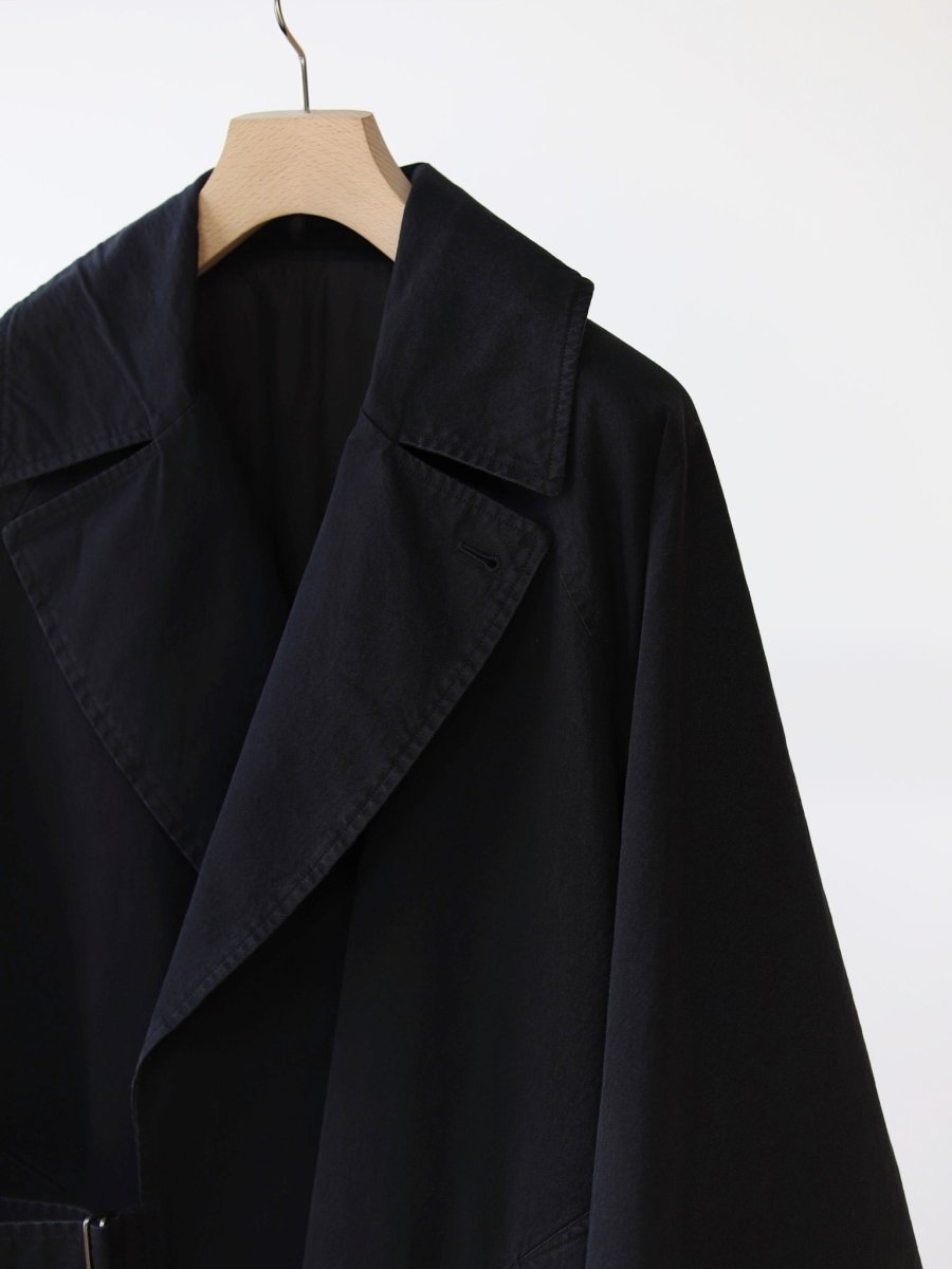 comoli-washed-tielocken-coat-black-4