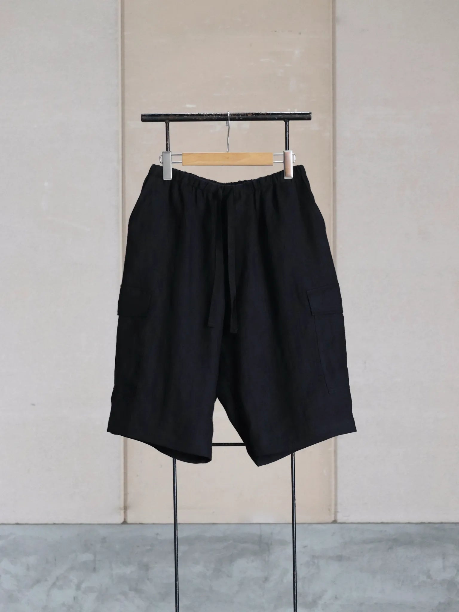 comoli-canapa-cargo-shorts-black-1