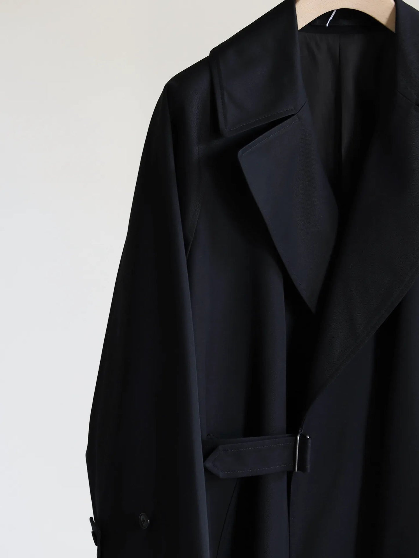 comoli-cotton-gabardine-tielocken-coat-black-10