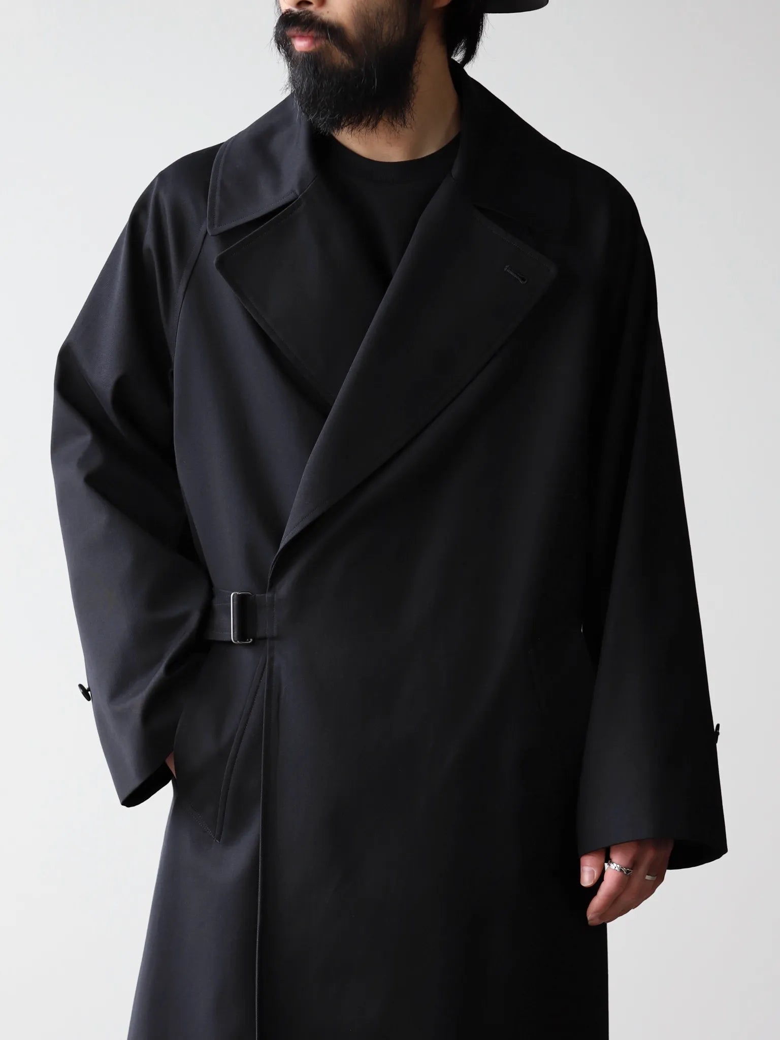 comoli-cotton-gabardine-tielocken-coat-black-2
