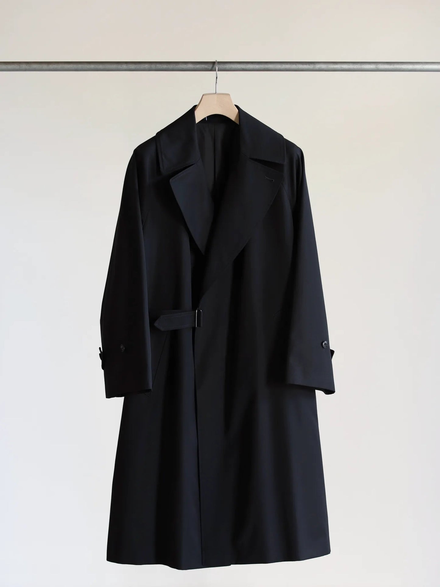 comoli-cotton-gabardine-tielocken-coat-black-6