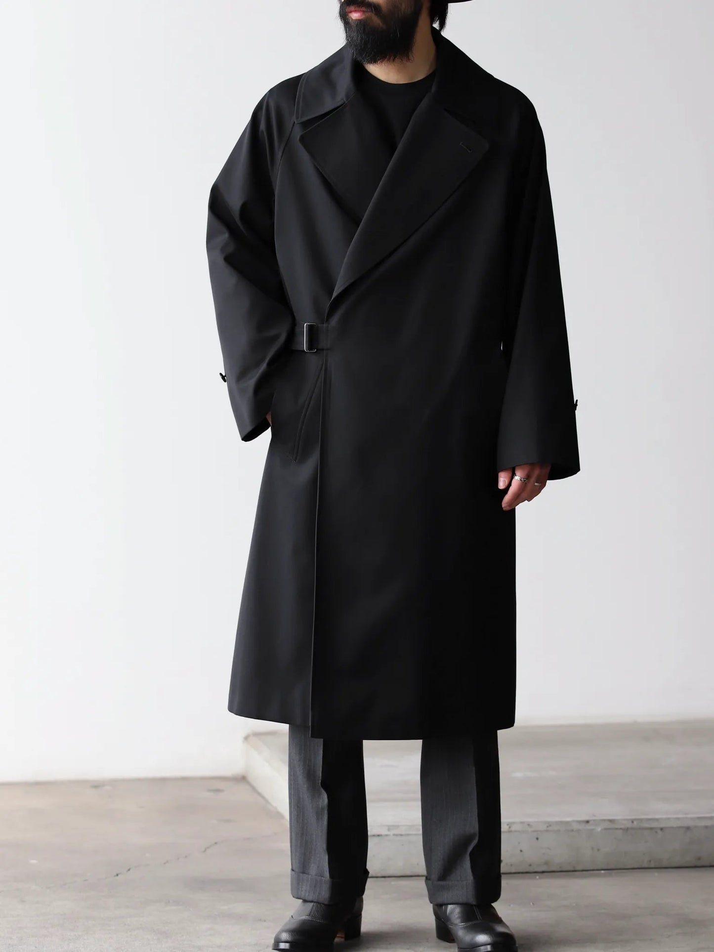 comoli-cotton-gabardine-tielocken-coat-black-3