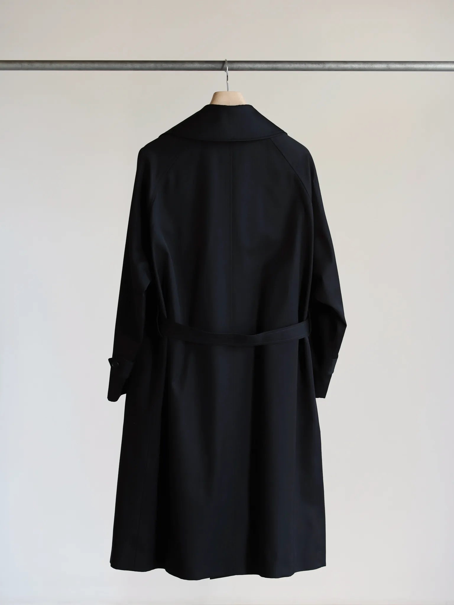 comoli-cotton-gabardine-tielocken-coat-black-7