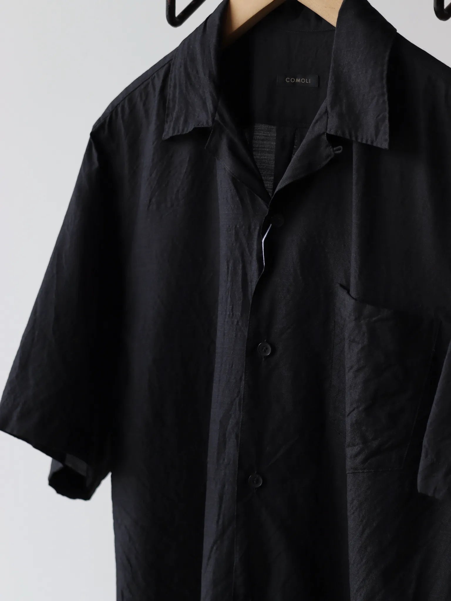 COMOLI | WOOL SILK SHORT SLEEVE OPEN COLLAR SHIRT CHARCOAL