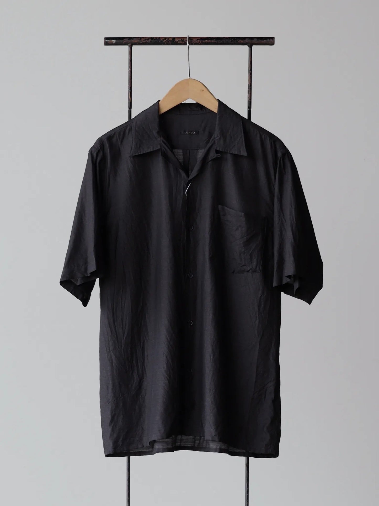 comoli-wool-silk-shortsleeve-opencollar-shirt-charcoal-1