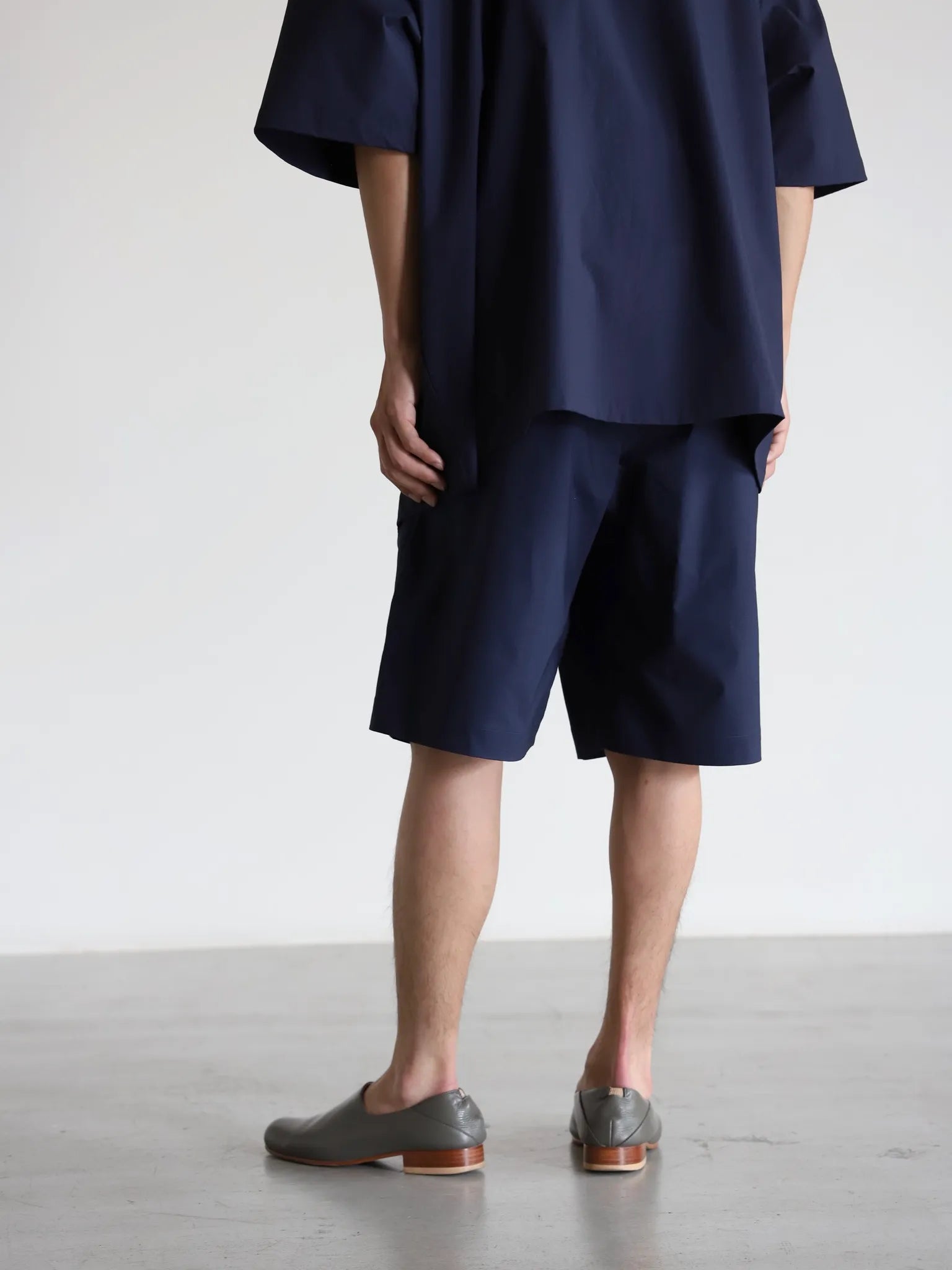 graphpaper-stretch-typewriter-wide-chef-shorts-navy-3