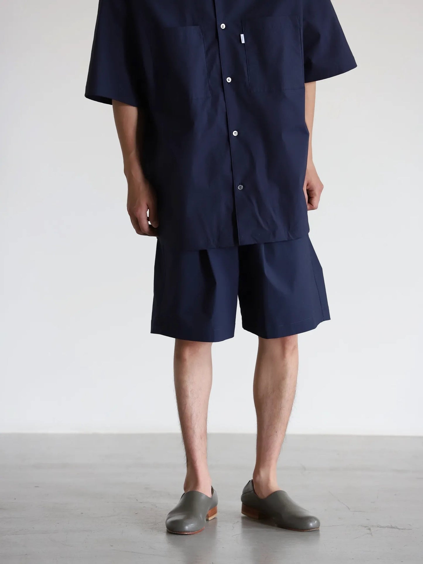 graphpaper-stretch-typewriter-wide-chef-shorts-navy-1