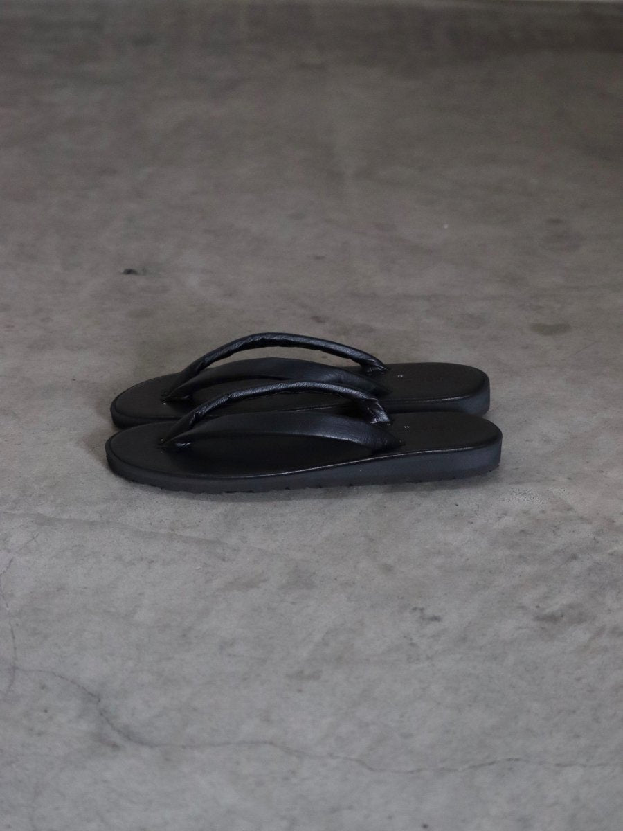 petrosolaum-t-sandals-black-2