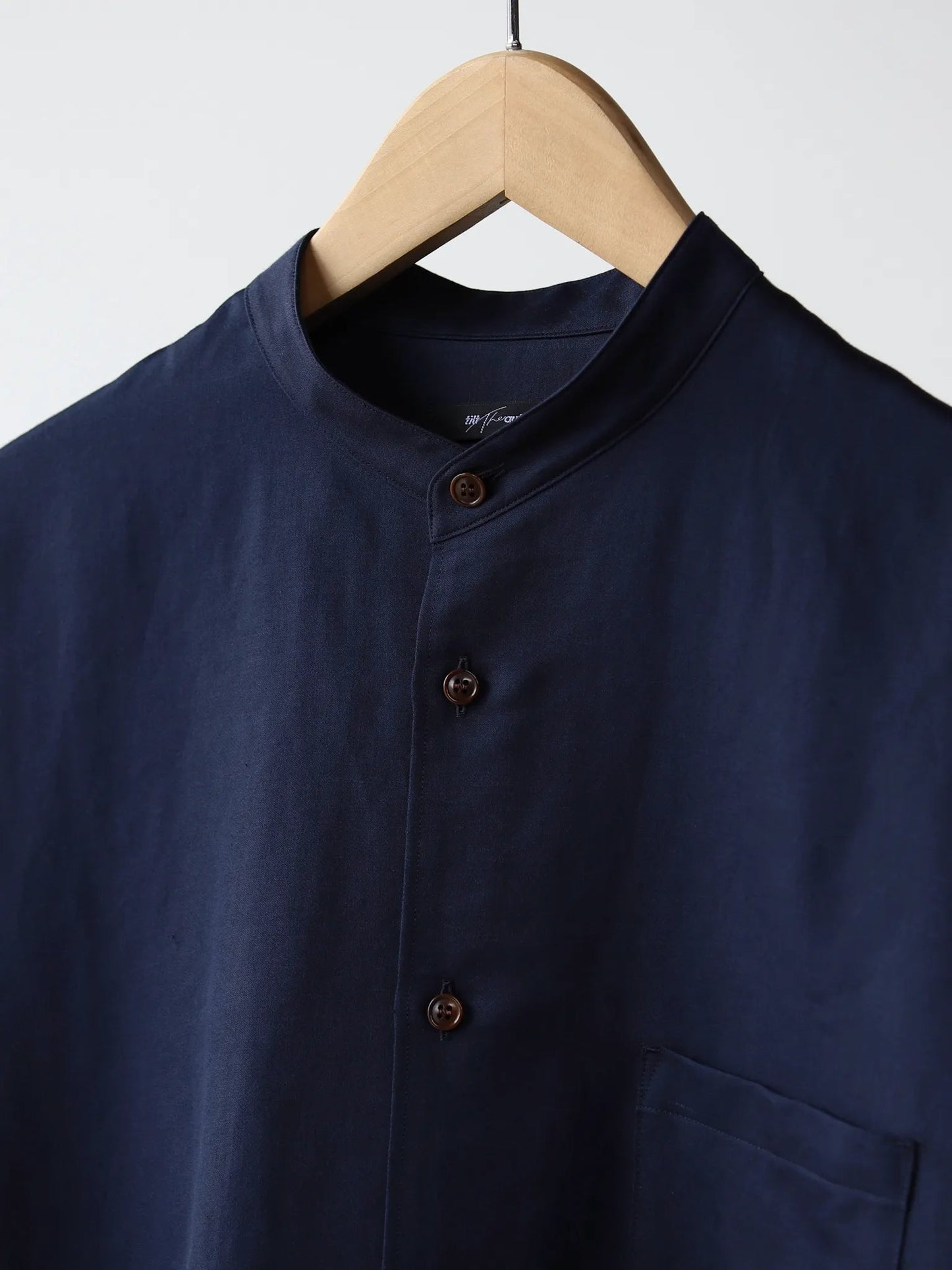 tilt-the-authentics-hemp-cotton-satin-gather-band-collar-shirt-dark-navy-3